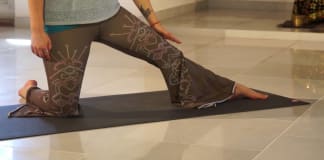 Asana van de week: Parighasana (de Poort) Vrouw doet een yoga oefening